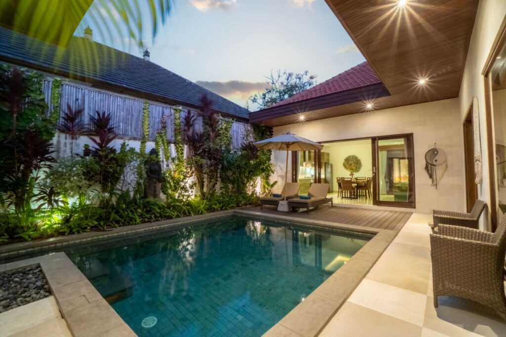 3 Bedroom Villa in Sanur main bedroom with bathtub